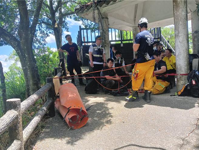 高雄大社观音山今（26）日上午传出一名男子在爬山时疑似不慎摔落几十公尺高度的山谷，目前消防局特搜人员已经出发救援，等待救援的男子意识清楚。（翻摄照片／林瑞益高雄传真）