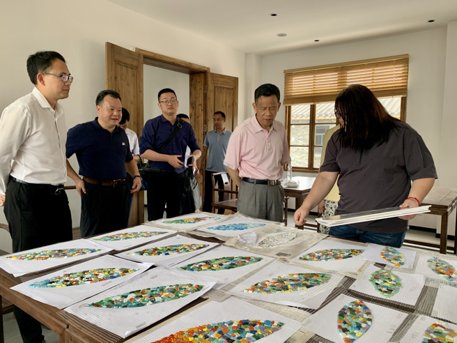 上趣开新团队向「住房和城乡建设厅」领导干部介绍结合在地小学社区营造创作成果(图/上趣开新创意提供)