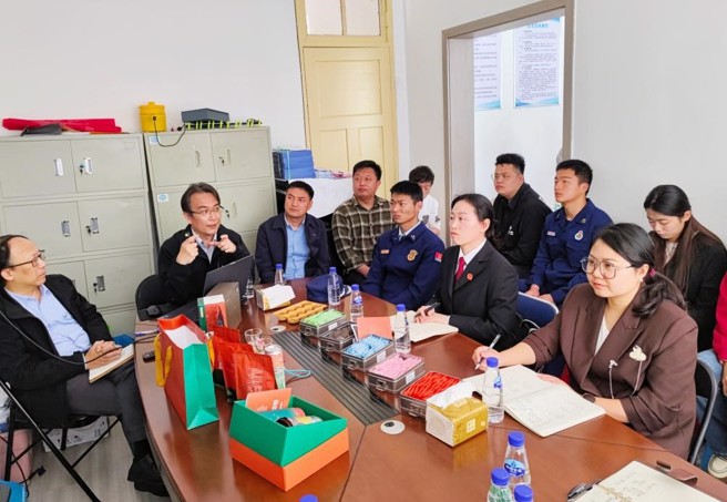 上趣开新团队分享台湾茶创意商品给「梅口村政府」领导干部(图/上趣开新创意提供)