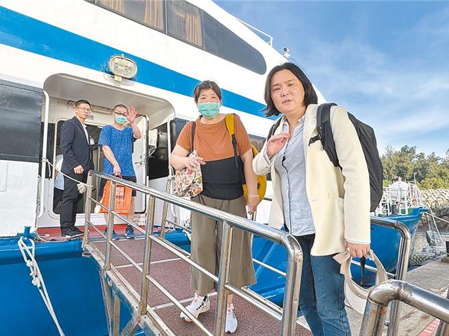 国民党立委陈玉珍（右一）日前带着仍遭陆方滞留的胡姓钓客母亲（右二）、父亲（右三）、妻子与女儿一家四口，搭乘末班船经小三通前往厦门，并前往泉州探视胡姓钓客。（于家麒摄）