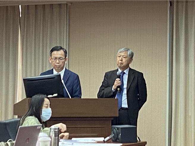 交通部常務次長林國顯（左）與台灣港務公司董事長李賢義（右）。（陳祐誠攝）