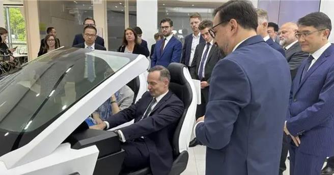 6月24日，维辛（驾驶者）一行在博世未来智能驾驶与控制（上海）研发中心（德国数字化和交通部社交媒体X帐号）