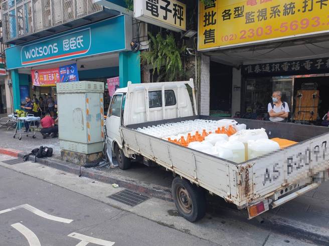 北市万华区万大路26日中午发生一起车祸。( 叶庭欣/翻摄 )