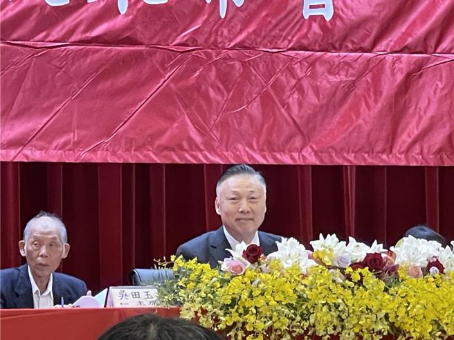 日月光投控26日举行股东会，由集团营运长吴田玉（中）主持股东会。图／张瑞益