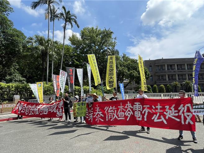 民团今赴行政院门前抗议麦寮电厂1号机组延役案，要求行政院长卓荣泰彻查该案，同时也呼吁立法院将麦电案列入国会调查首例。（蔡雯如摄）