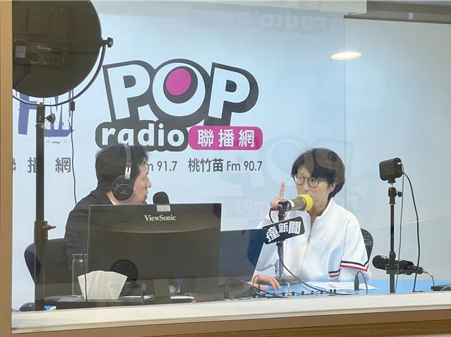 台东县长饶庆铃（右）今天在电台接受资深媒体人黄暐瀚（左）专访。（台东县府提供／蔡旻妤台东传真）