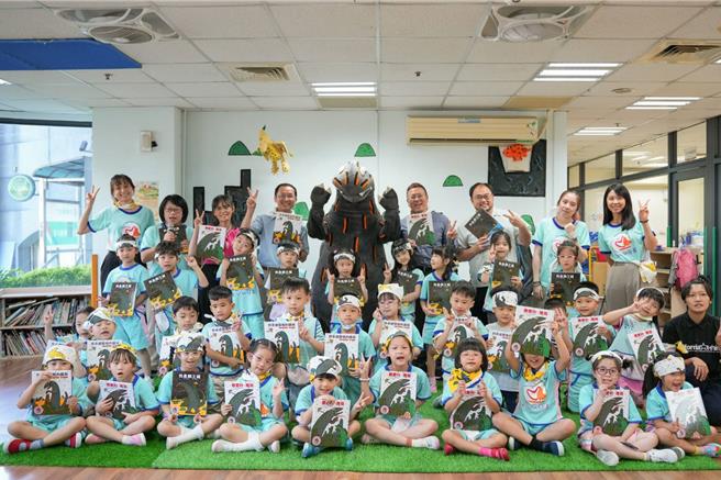基隆市教育處代理處長楊桂杰（後排左四）26日出席市立安心幼兒園贈書儀式，致贈由市長謝國樑挑選世界知名作家宮西達也創作的兒童繪本。（基隆市教育處提供／徐佑昇基隆傳真）