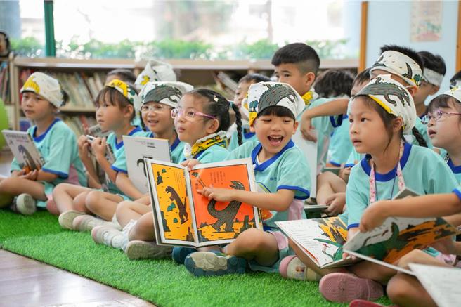 基隆市教育處代理處長楊桂杰26日出席市立安心幼兒園贈書儀式，致贈由市長謝國樑挑選世界知名作家宮西達也創作的兒童繪本。圖為小朋友聆聽故事情形。（基隆市教育處提供／徐佑昇基隆傳真）