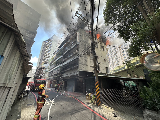 新北市蘆洲信義路一處五樓頂加住宅驚傳火警，黑煙瀰漫整條大街。（圖 / 劉詠韻翻攝）