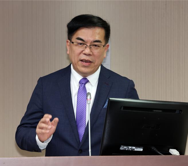 環境部長彭啟明坦言，按照台灣能源路徑，距離達成2025年10％、2030年23至25％的減量目標，仍有一段差距，盡快發展綠能，並找到新科技支持，才有機會實現目標。（本報資料照片）