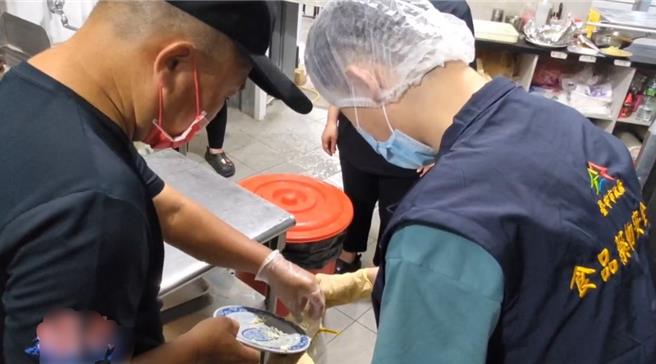 沙鹿区某烧烤店爆疑似食物中毒，台中市食安处派员到该餐厅稽查，也採集食物、环境等检体送验，预计最快2周后有初步结果。（台中市政府提供／冯惠宜台中传真）