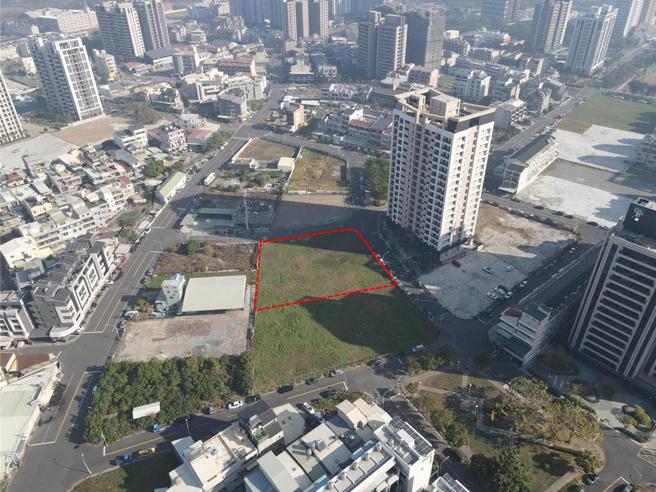 高大特區706.13坪「商三」建地（紅色框線），由福懋建設以旗下公司福熈實業，以每坪151.77萬元，創下楠梓地價新高紀錄，得標溢價率高達129.44％。圖／顏瑞田