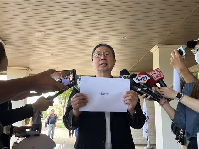 前海军顾问、「台湾麻将最大党」党主席郭玺于26日台船股记者会，爆料台船防蚀科技公司总经理陈秋妏就是郑文隆「小三」，一同掏空台船资金。（柯宗纬摄）