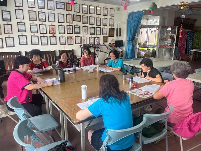 御史社区居民除参与移除海蟾蜍，设计海蟾蜍绘本，近期将外来入侵种议题编成歌仔戏，预计8月底展演。（林保署南投分署提供／杨静茹南投传真）