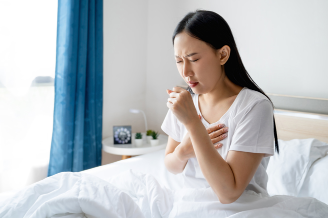 虽然天气很热，还是有不少人罹患流感或新冠。（示意图，Shutterstock／达志）