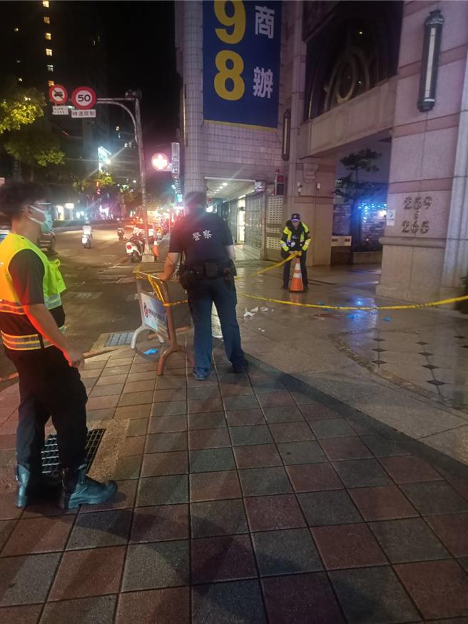 余男还不出赌债，遭眾人痛殴，佯称上厕所，欲从厕所气窗溜走，却不慎从高处坠落。（中和警分局提供）