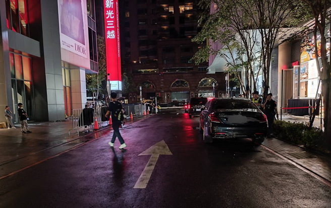 大安分局警车鸣「爱的鼓励」劝离车辆，却撞900万迈巴赫。(刘咏韵翻摄)