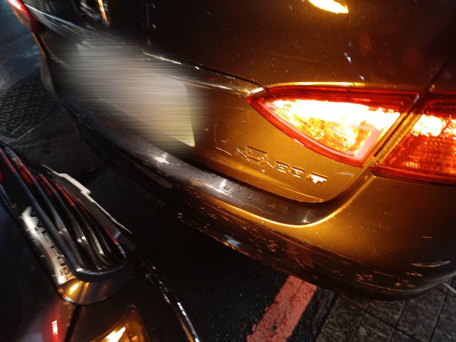 大安分局警车鸣「爱的鼓励」劝离车辆，却撞900万迈巴赫。(刘咏韵翻摄)