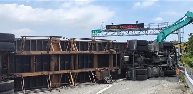 6月26日中午12時02分，國道10號西向13.9公里處燕巢段發生貨櫃車翻覆打橫後追撞大貨車及施工挖土機的交通事故。（翻攝照片／林瑞益高雄傳真）