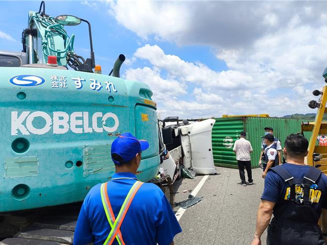 6月26日中午，燕巢區國道10號13.9公里西向車禍救護，消防局出動3車6人前往，現場1名民眾(男性、約50歲、右大腿擦傷、意識清醒)，由救護人員處置後送醫。