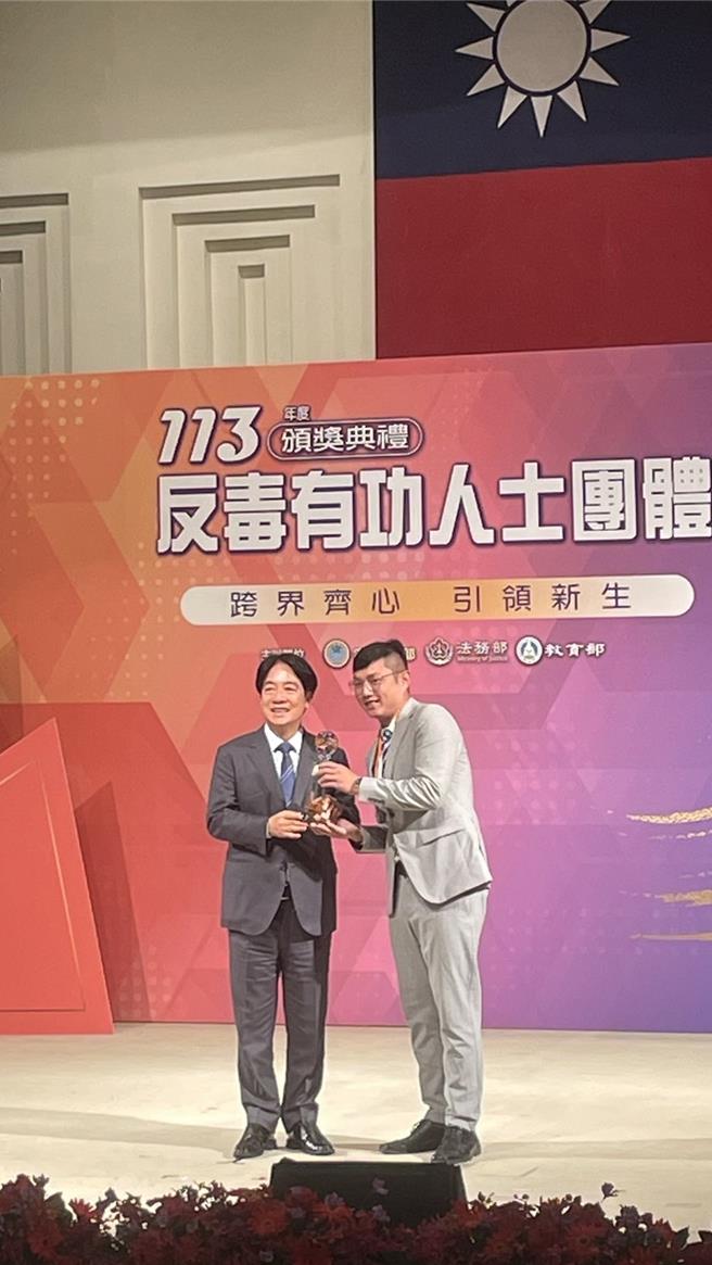 黃淨裕獲衛生福利部毒品戒治組反毒有功人士獎項。（翻攝照片／洪靖宜高雄傳真）