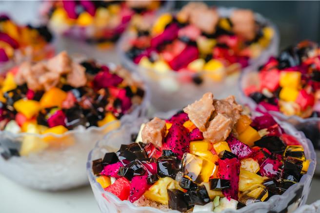 由屏东县政府举办的第2届「屏东凉夏祭」将于7月6、7、13、14日登场，而去年大受欢迎的「呷冰大赛」也将扩大举办为2场，并新增「亲子呷冰大赛」。（民眾提供／谢佳潾屏东传真）