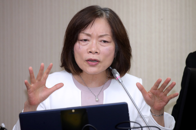 立法院社会福利及卫生环境、外交及国防委员会26日联席审查台湾与印度签署劳务合作备忘录（MOU），劳动部长何佩珊表示，引进模式将採直聘及仲介双轨并行，以制造业为主，初期将採小规模试办，引进人数不会超过1000人，目前也没有确切时程，大概要1年多后才看得到。（黄世麒摄）