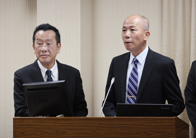 国防部长顾立雄（左）与参谋总长梅家树（右）26日在立法院外交及国防委员会答询。（姚志平摄）
