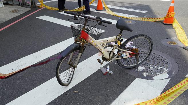 老婦的腳踏車毀損，隨身物品散落一地。（寶智華攝）