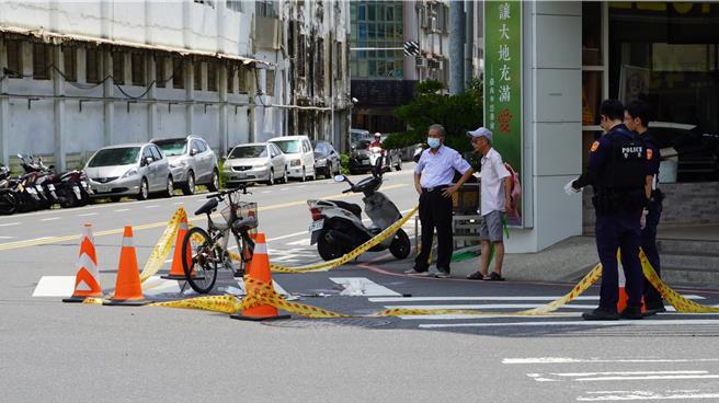 老婦在海佃路、仁安路口遭一輛左轉大貨車輾斃。（寶智華攝）