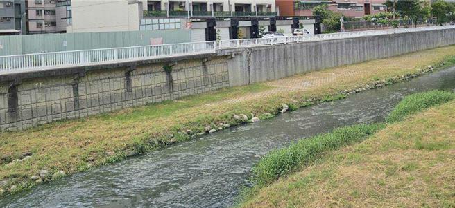 高雄市水利局26日協調農水署高雄區管理處於鳳山溪上游引坔埔灌溉排水放流進鳳山溪，改善水質。（水利局提供／林瑞益高雄傳真）