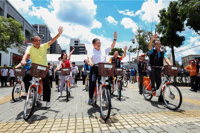 YouBike26日骑进新埔镇，县长杨文科（中）、新埔镇长陈英楼（右）及镇代会主席王增基（左）带领试骑。（罗浚滨摄）
