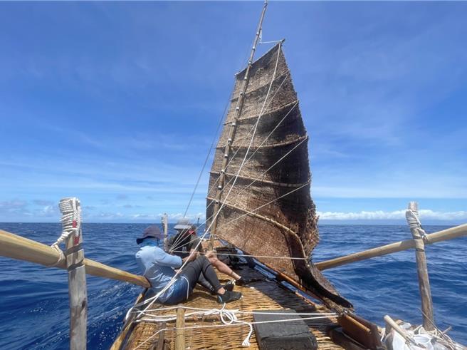 阿美族傳統竹筏帆船「Torik Sanayasay號」跨越黑潮。（海委會提供／林瑞益高雄傳真）
