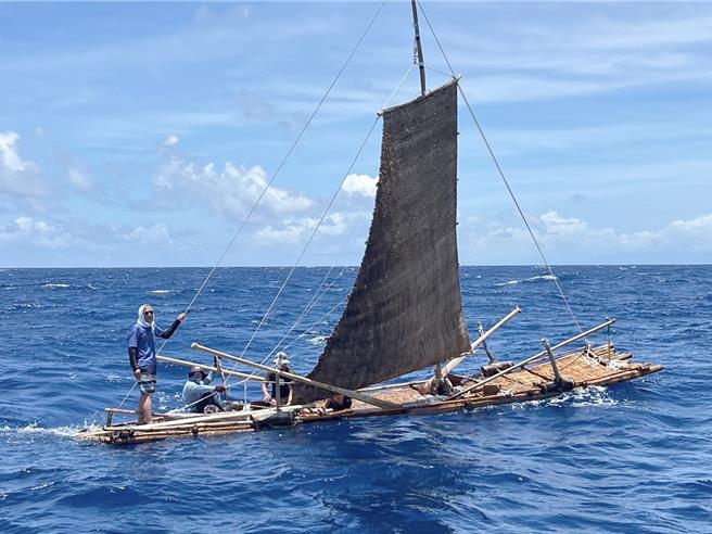 阿美族傳統竹筏帆船「Torik Sanayasay號」跨越黑潮，圖為航行海洋的情形。（海委會提供／林瑞益高雄傳真）