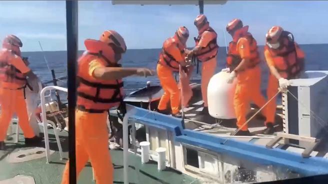 2024年6月26日澎湖县／三无陆船23日越界捕捞逃逸拒检，海巡紧追强靠登检，押返人船。（海巡提供／许逸民澎湖传真）