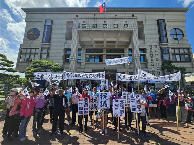 崁顶生命纪念馆去年9月启用，原本承诺的10％回馈金至今未发放，居民到乡公所前拉白布条抗议。（罗琦文摄）