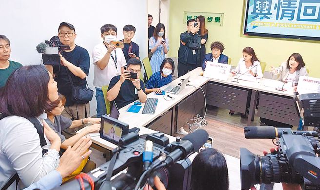 民進黨立法院黨團25日舉行記者會，吳思瑤提及國台辦對我國政論節目盯梢，並開酸藍委陳玉珍，引發一場風波。（資料照／姚志平攝）