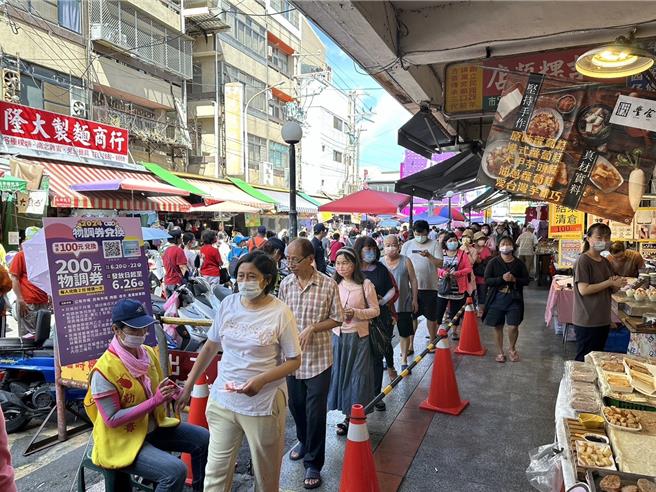 台中市首波物调券发放35万张，于26日消费截止，业者自主推出加码，助攻物调券成功带动逾7000万商机，让台中庶民经济再创高峰。（台中市府提供）