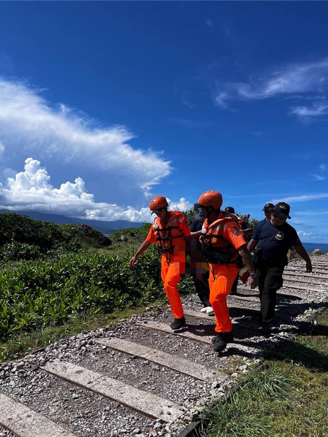 台中74岁老翁21日中午不慎跌落三仙台石缝，海巡及警消人员获报到场救援。（海巡署东部分署第一三岸巡队提供／蔡旻妤台东传真）