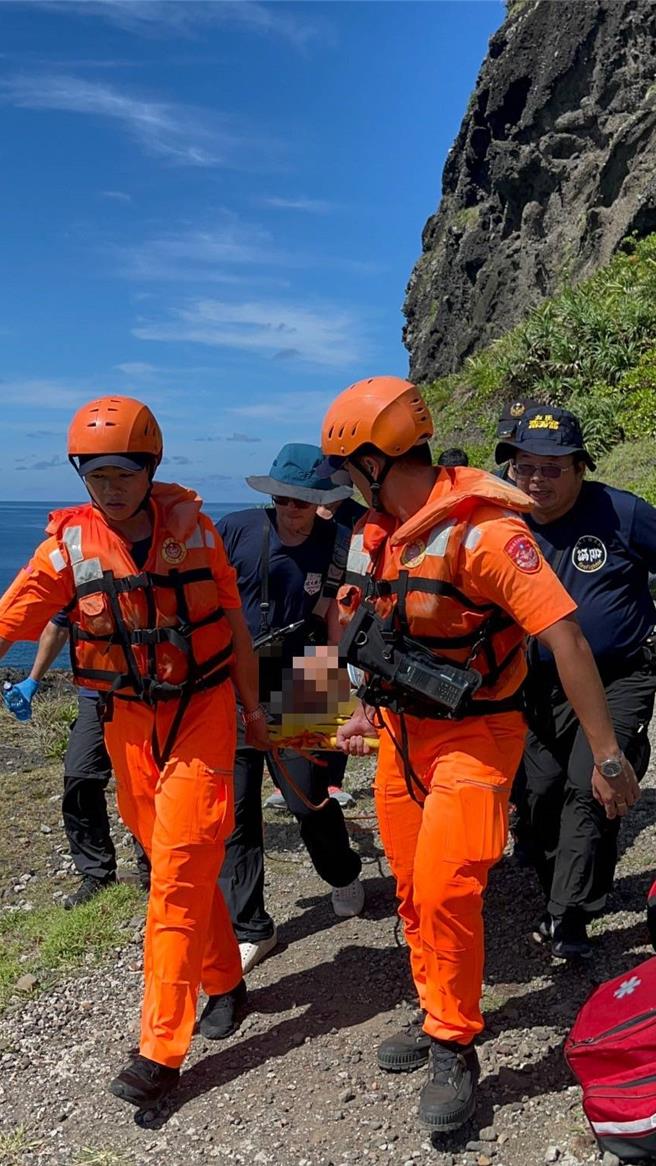 台中74岁老翁21日中午不慎跌落三仙台石缝，海巡及警消人员获报到场救援。（海巡署东部分署第一三岸巡队提供／蔡旻妤台东传真）