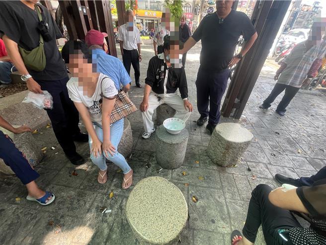 警方獲報到場查獲林男等人聚賭。（民眾提供／李京昇苗栗傳真）