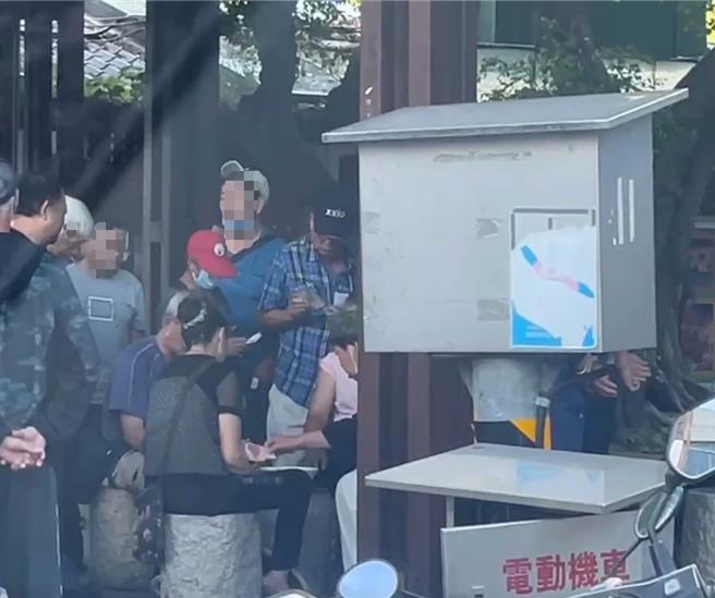 頭份市下公園常有民眾聚賭。（民眾提供／李京昇苗栗傳真）