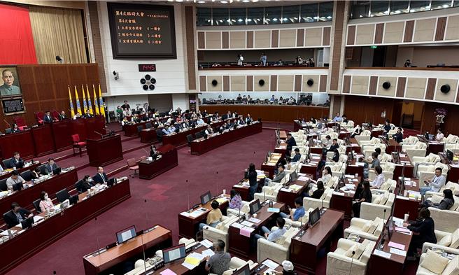 台北市議會大會26日下午審議市場處決算案附帶決議「魚果市場改建案不應興建6至8樓」，最終採取國民黨版本，將原本「不應興建」改為「應以滿足批發市場為主」，為魚果市場改建案興建6至8樓保留部分空間。（丁上程攝）