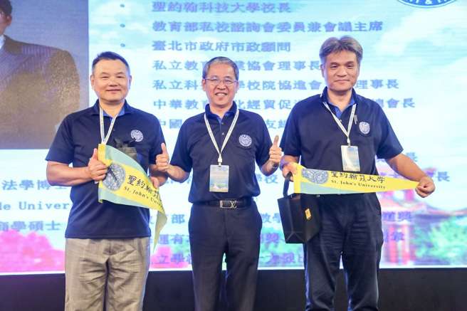 唐彥博校長（中）致贈學校三角校旗給現任游森林會長（左）及新任王崇守會長（右）。(照片/聖約翰科技大學提供)