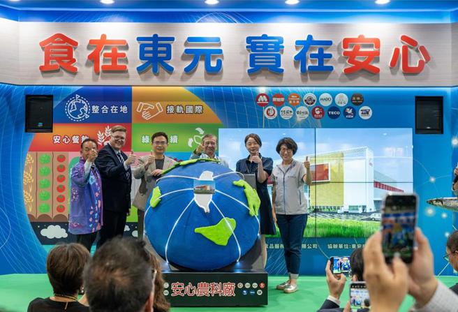东元餐饮集团集结逾80个海内外品牌参加台北国际食品展，集团会长黄茂雄(中)、对外贸易发展协会董事长黄志芳(左3)、农业部主秘范美玲(右2)、台东县县长饶庆铃(右1)、澳洲驻台办事处代理副代表柏丹礼（Daniel Bowman，左2)、日本岐阜县惠那市大塩康彦副市长(左1)共同主持开幕式。图／东元餐饮集团提供