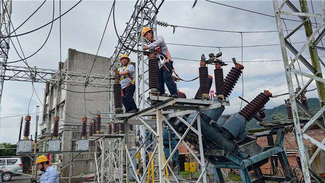 变电所遭雷击桃园大溪、復兴逾2万户停电，台电紧急派员抢修，已全数復电。（台电提供／吕筱蝉桃园传真）
