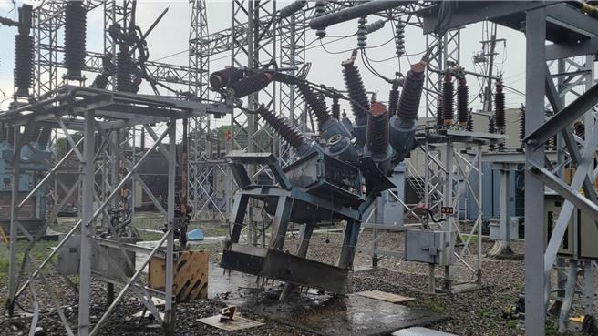 变电所遭雷击桃园大溪、復兴逾2万户停电，台电紧急派员抢修，已全数復电。（台电提供／吕筱蝉桃园传真）