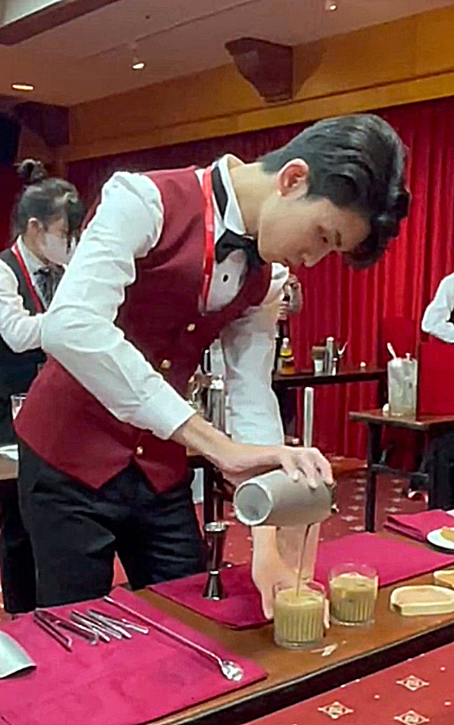 連三輪進行比賽，比的是技能也是耐力考驗，圖為劉逢立調製飲品專注神情。(照片/龍華科技大學提供)