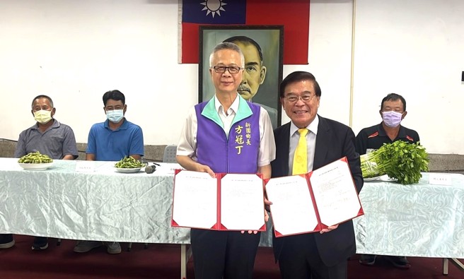 義守大學校長古源光(右)與新園鄉鄉長方冠丁(左)，簽署策略聯盟，雙方攜手開啟全新的合作之旅。(照片/義守大學提供) 