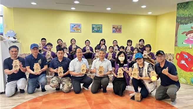 花莲分署长黄群策与瑞穗国小师生合影。（林业保育署花莲分署提供／王志伟花莲传真）